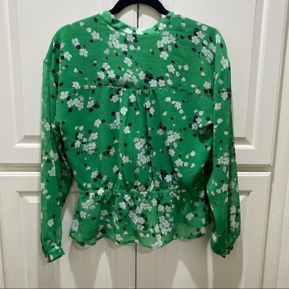 Cupcakes & Cashmere Women’s Leona Green Floral Top Size Small - Picture 4 of 6